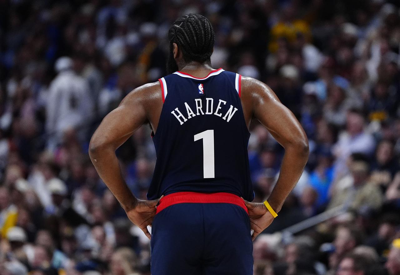 哈登全场1助攻＆下半场0分。快船惨遭“勇三疯”，从上半场结束时领先3分到第三节战