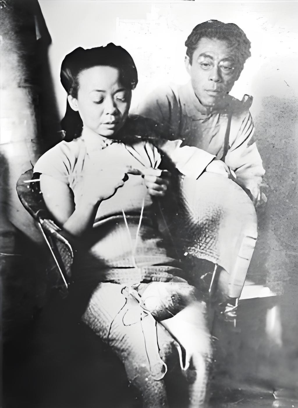 1922年，闻一多在父母强行施压下，迎娶了从未谋面的远房表妹高孝贞。洞房之夜，闻