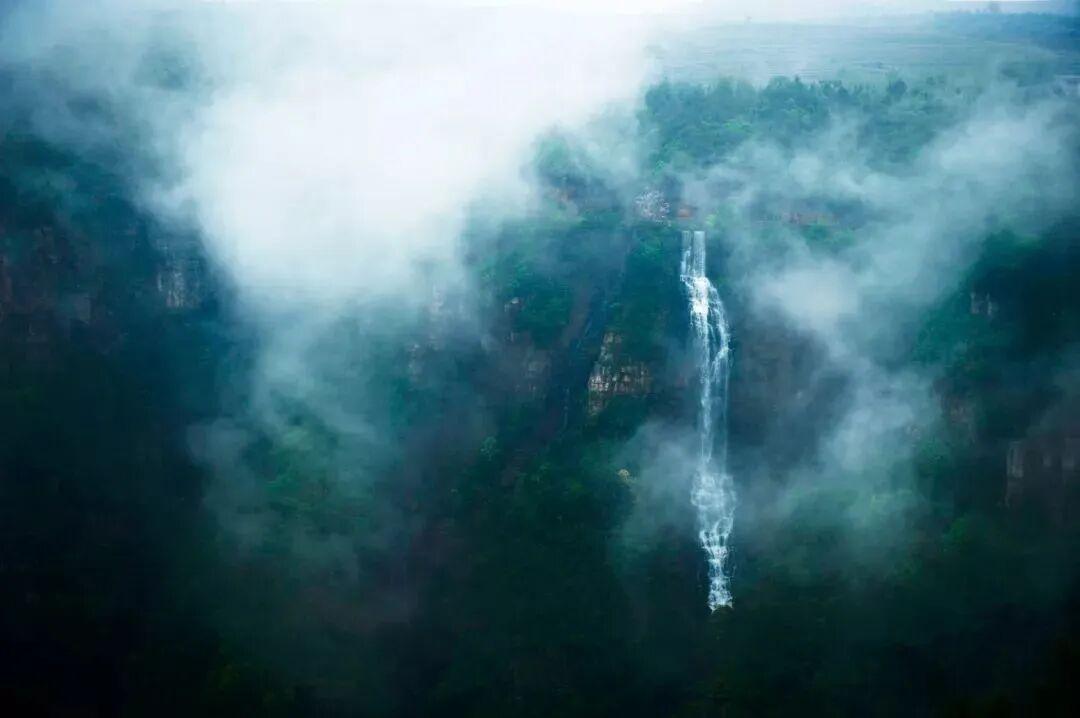 你看那云雾缭绕的深谷，苍翠的山峦仿佛被一层轻纱笼罩，透着几分神秘与幽静。就在这云