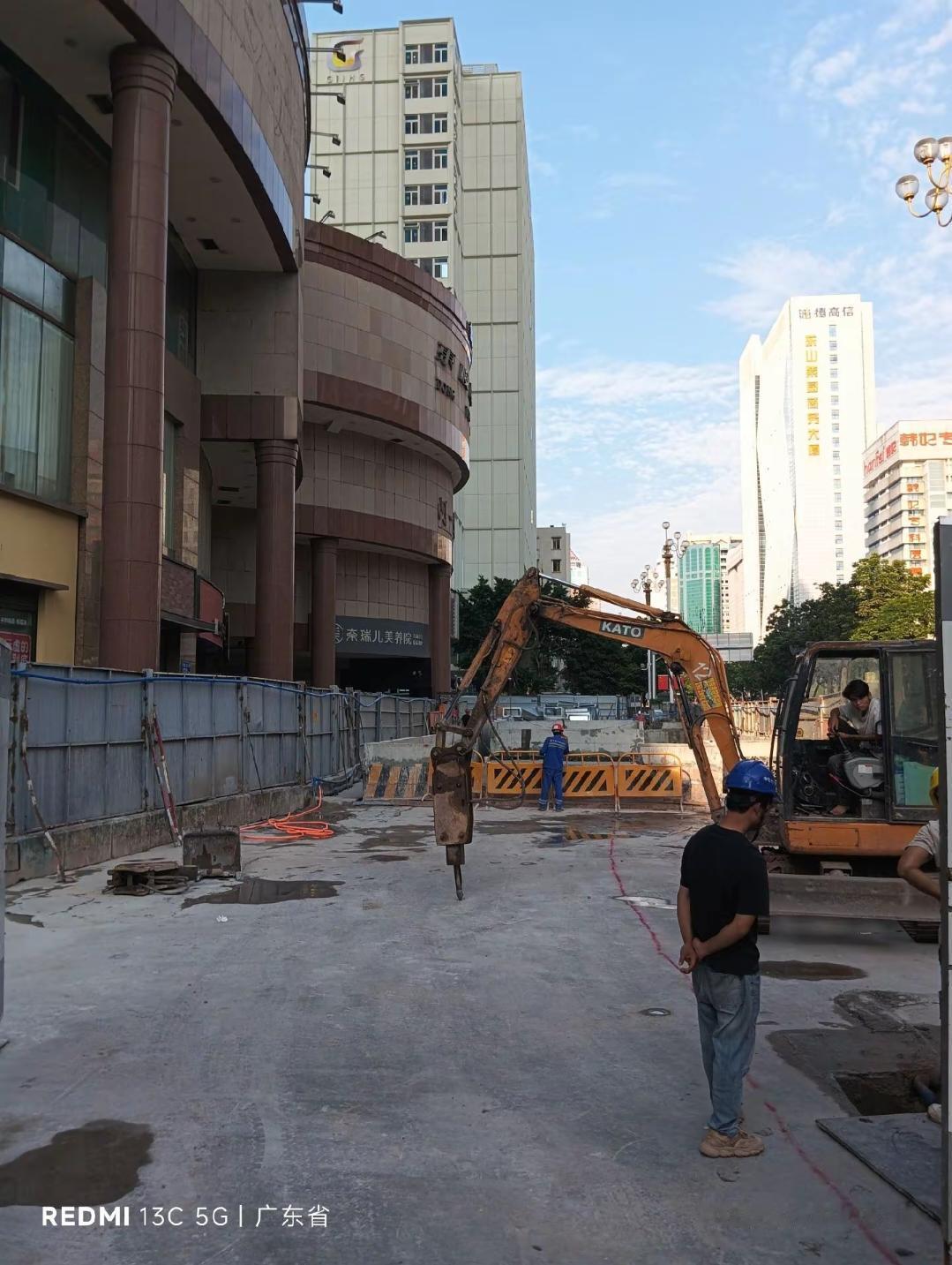 最新实拍！广州地铁13号线梅东路站B出口。

梅东路站为1314站，与5号线三溪