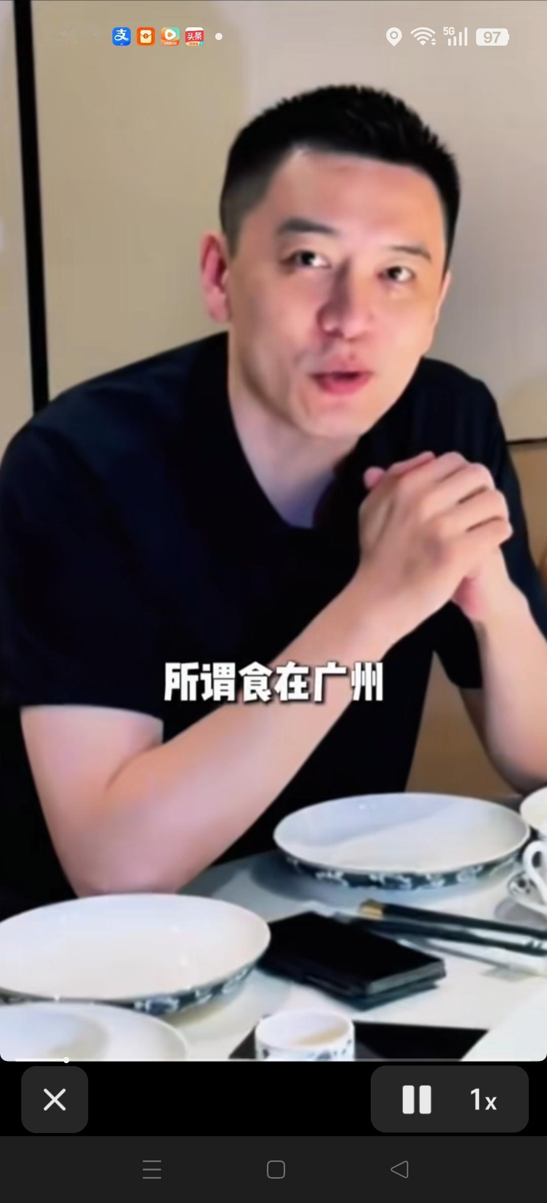 说实话，哈德森的中国话，说的还挺溜，而且还很会用筷子。[赞][赞][比心][比心