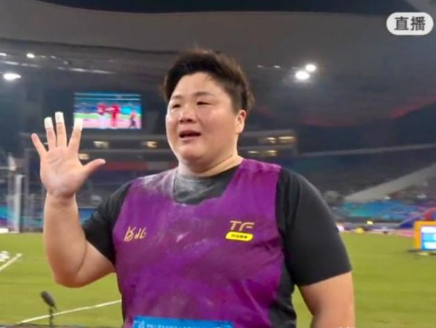 她在告别，满含泪水，一一与裁判握手，以这样的方式与这个舞台告别。
全运会4连冠第