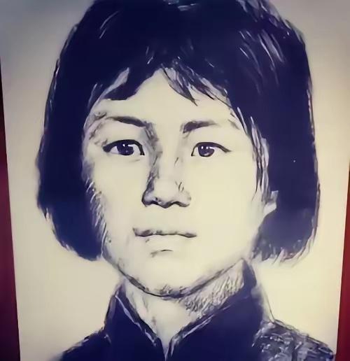 枪毙前，她突然往嘴里塞了一大把生黄豆。
腮帮子撑得老大，跟含着两块石头似的。
狱