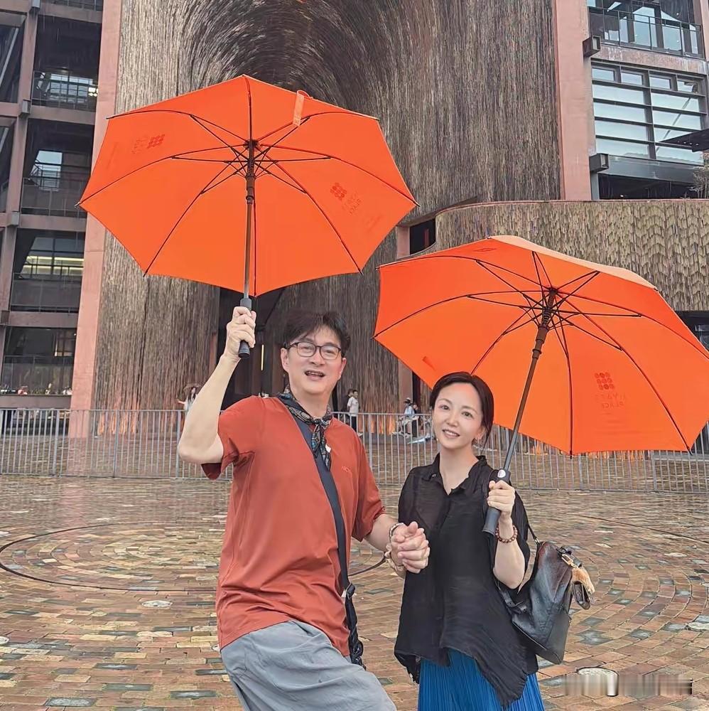 一个男人爱不爱你，就看他愿不愿意晒你的照片儿，分享和你的日常就知道了。
比如歌手
