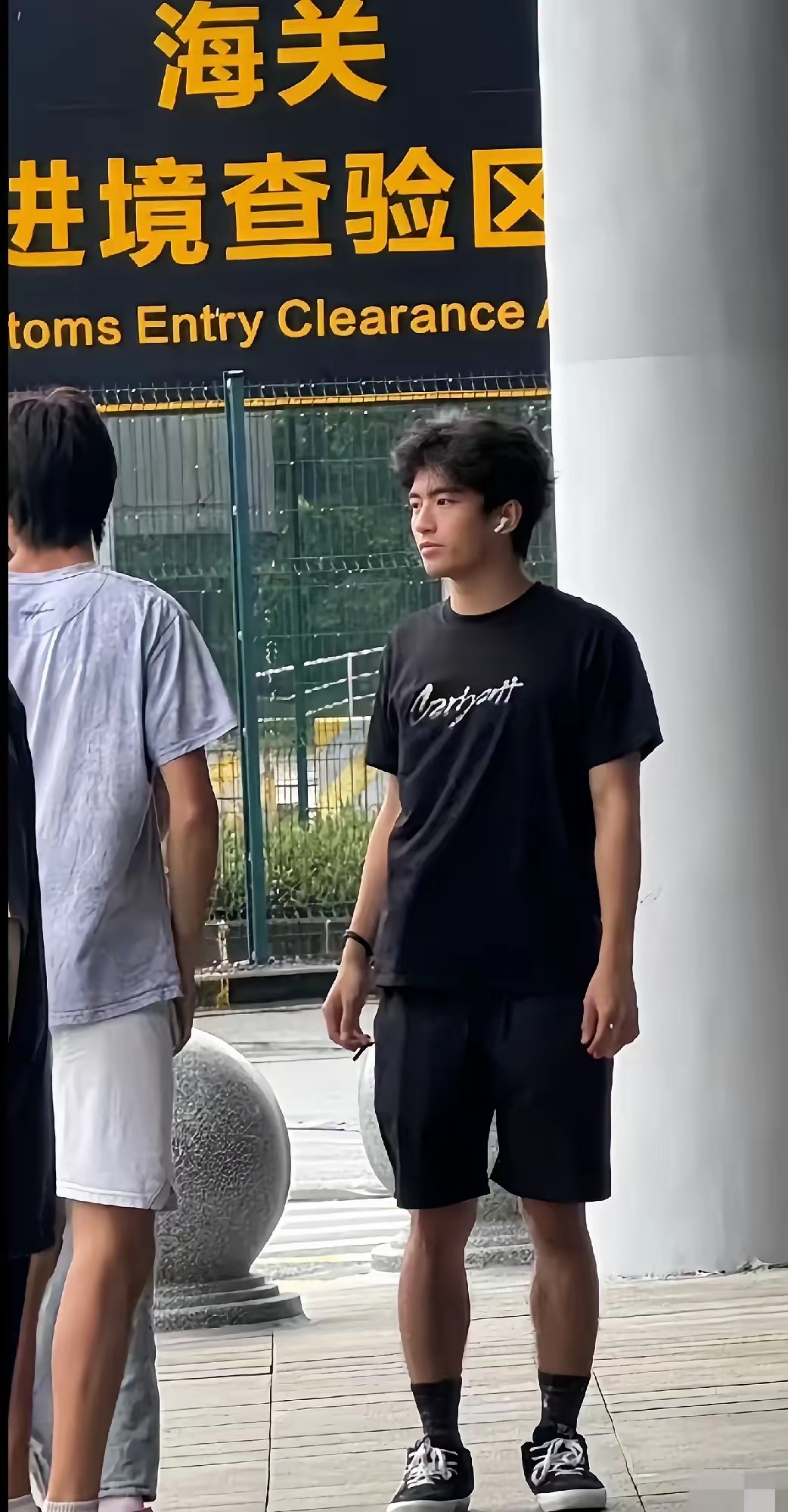感觉没有继承父母的神颜啊，看起来阳光，但没有爸爸谢霆锋帅气啊！ 