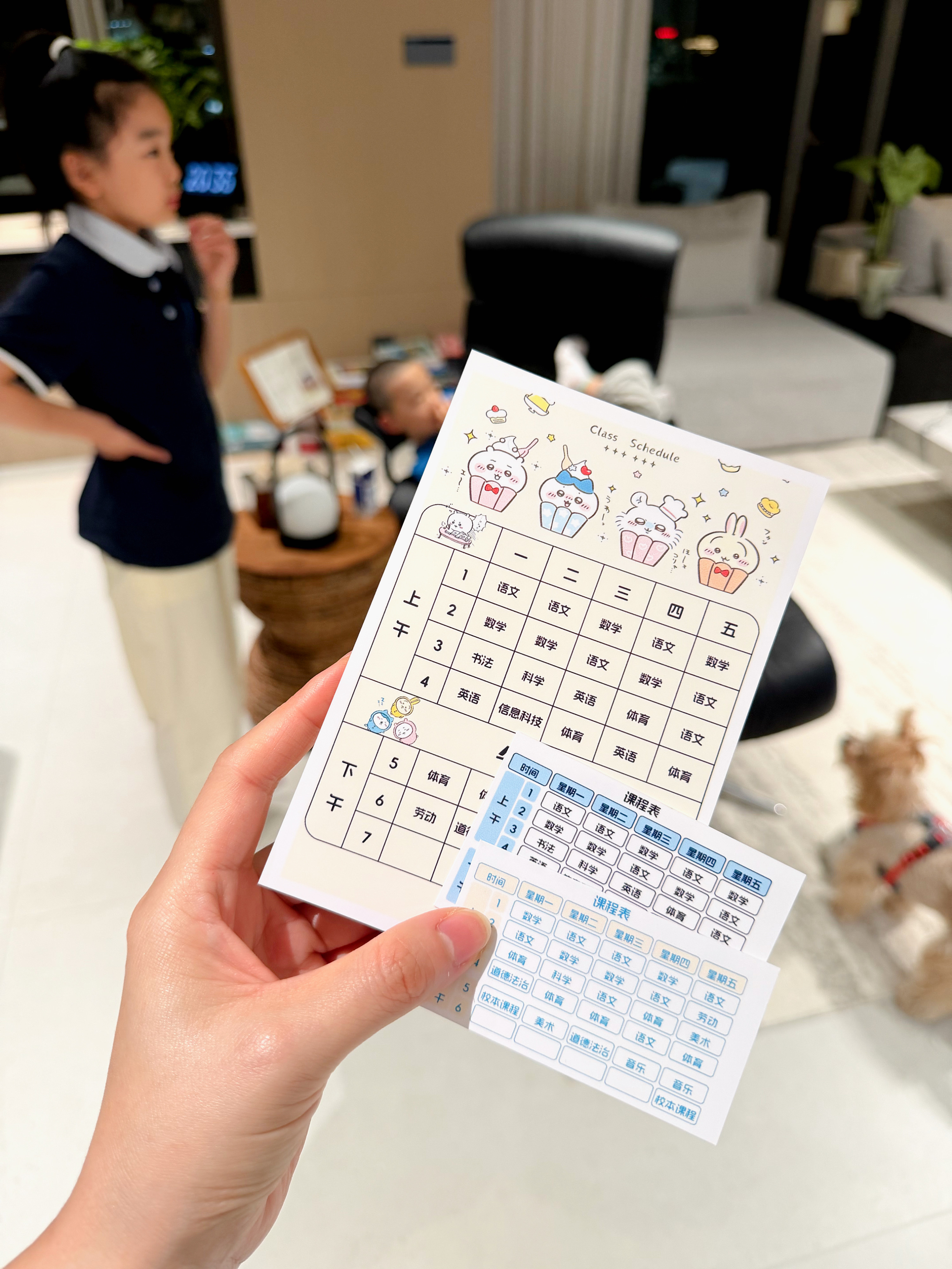 他俩在看《开学第一课》，我在给他们做课表，用viki课表做的图，再拿相纸打印出来