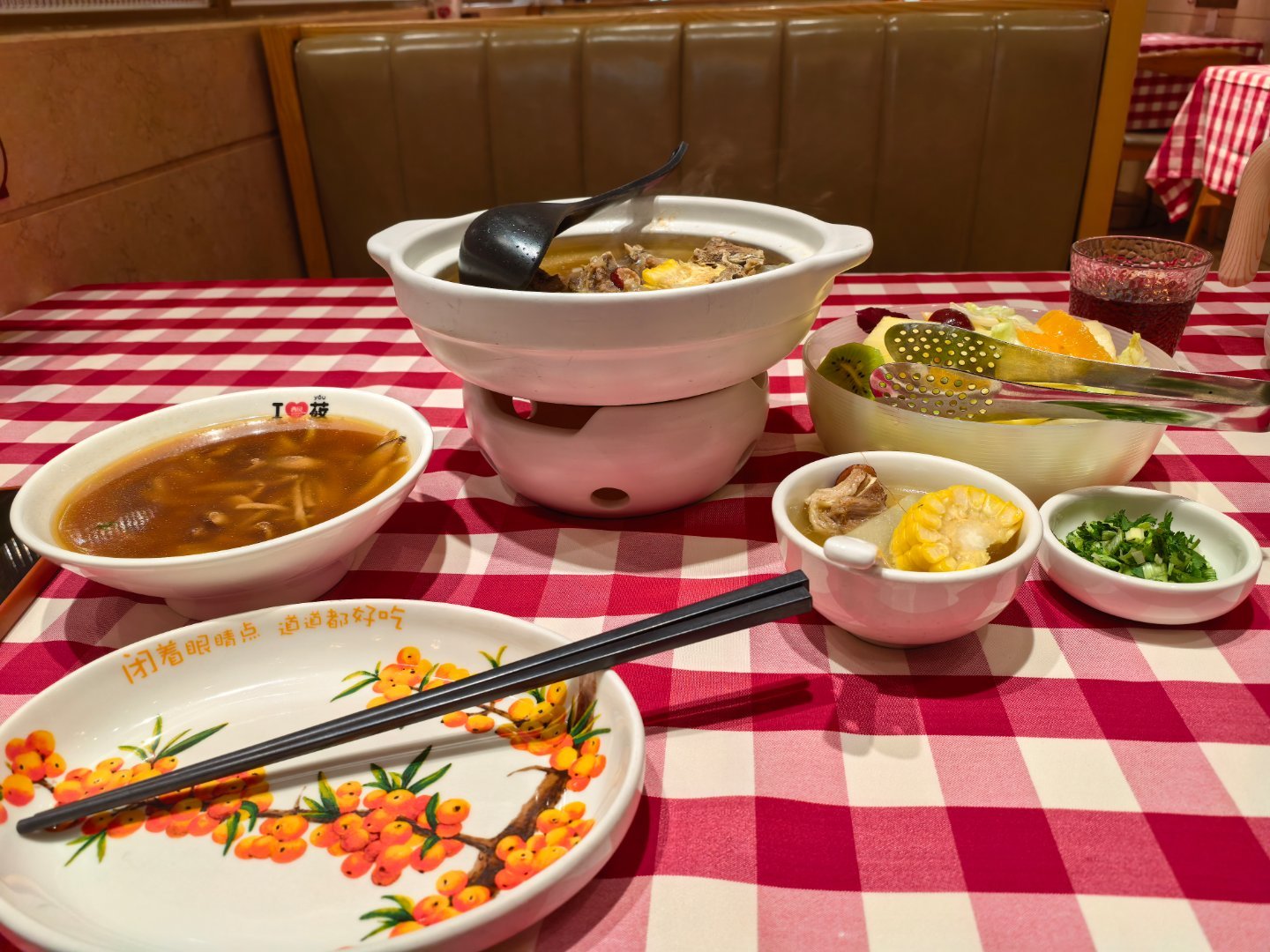 来一顿，本来想大吃狠花一顿，服务员告诉我现在会员卡里有个免费堂吃的羊肉锅子。打开