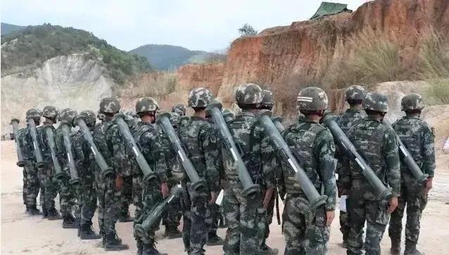 美军：你们一个步兵班怎么人手一个火箭筒？
解放军：假的，这个是用来穿‬插的。
美