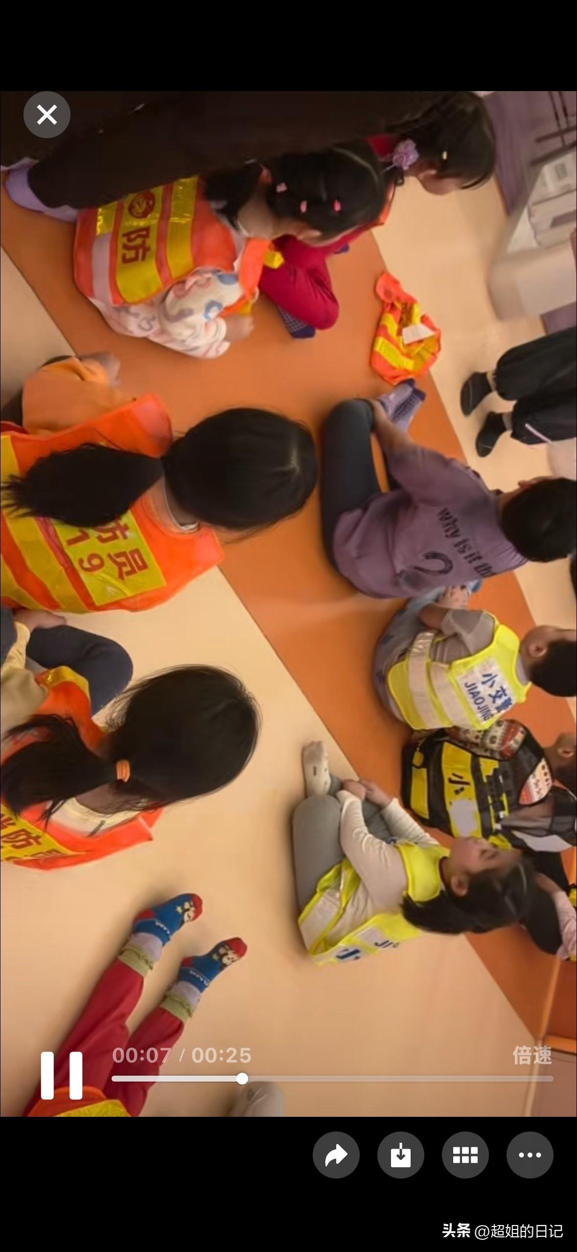 我孙女的回答多好笑
动物园讲解员说
家有家规，国有国规，动物园有，
她的有字港出