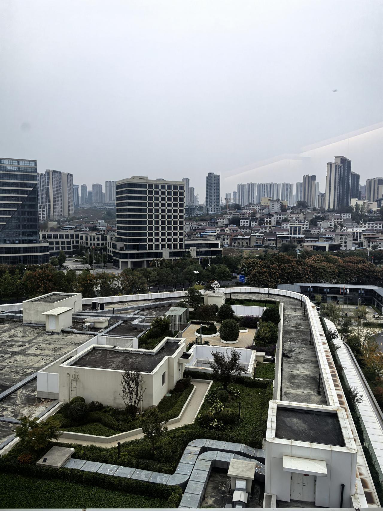 带定位聊本地新鲜事一个城市的高新区的都是高楼耸立，一派现代化气息，但没有开发的地