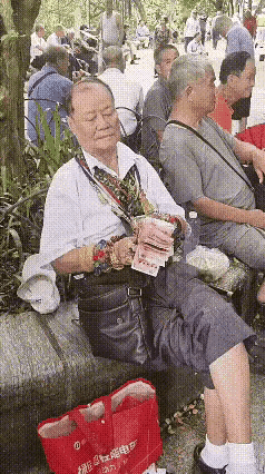 这老头是摆阔的吧，看样子是想显摆一下自己，让大妈们注意他是个有钱了。