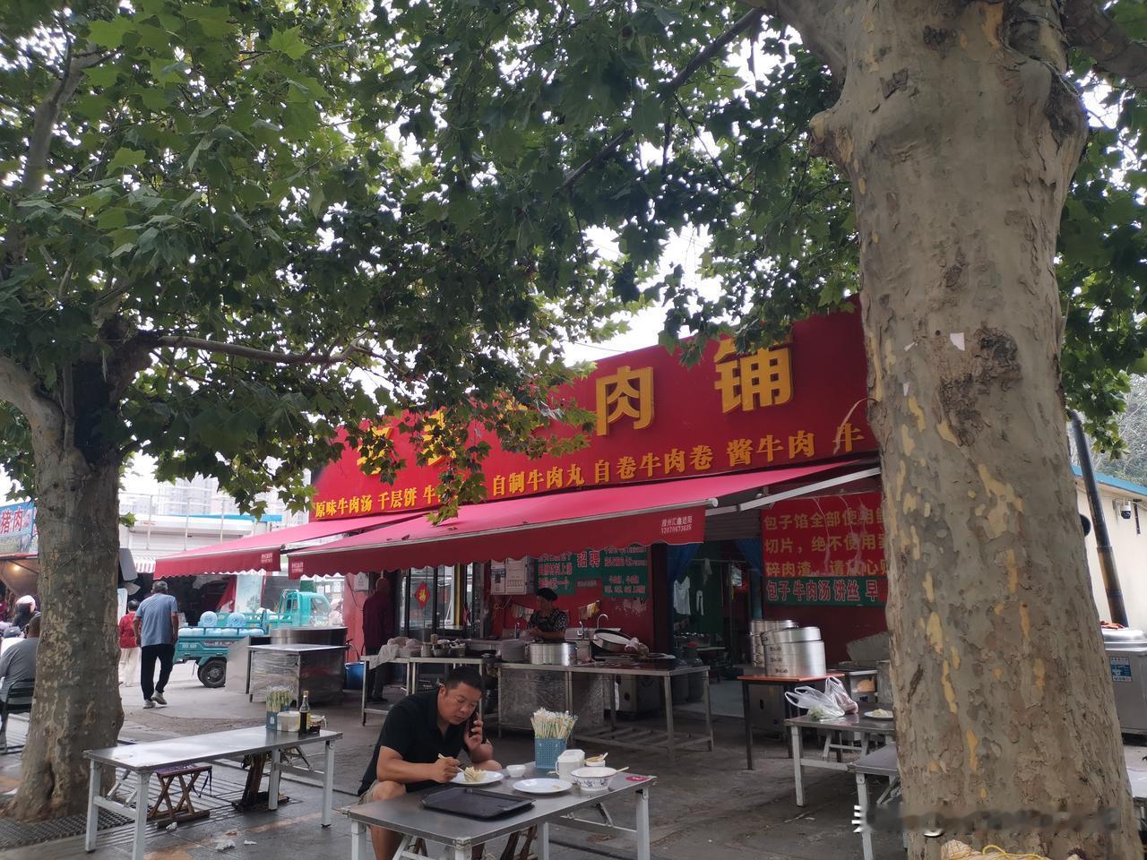 实拍老城西湖早市！人间烟火气，最抚凡人心。
天色刚亮，老城区西湖早市便热闹起来。