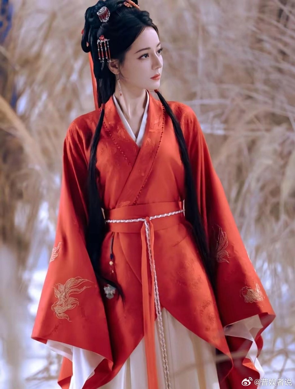 讲真的迪丽热巴这人真的很奇怪她不仅长得漂亮，起点也蛮高的，可是她在演戏这方面却没