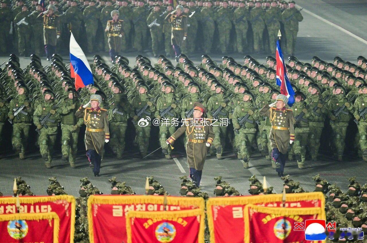 将军真是，开个会也要阅兵朝鲜志愿军是真把从俄罗斯带回来这身小绿人当宝啊，走哪儿都