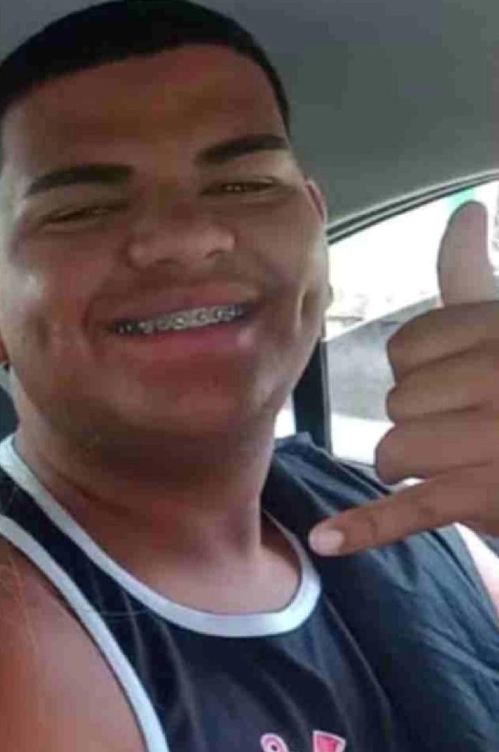 巴西一名24岁救生员为帮游客捡回落入池中的结婚戒指，不幸被泳池排水系统吸住，困于