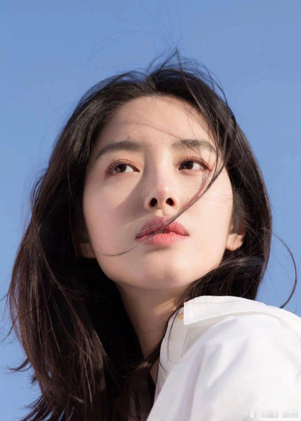 杨采钰回应领证生子质疑杨采钰是之前陈金飞的人吗？感觉她挺厉害一女生，挺佩服她的[