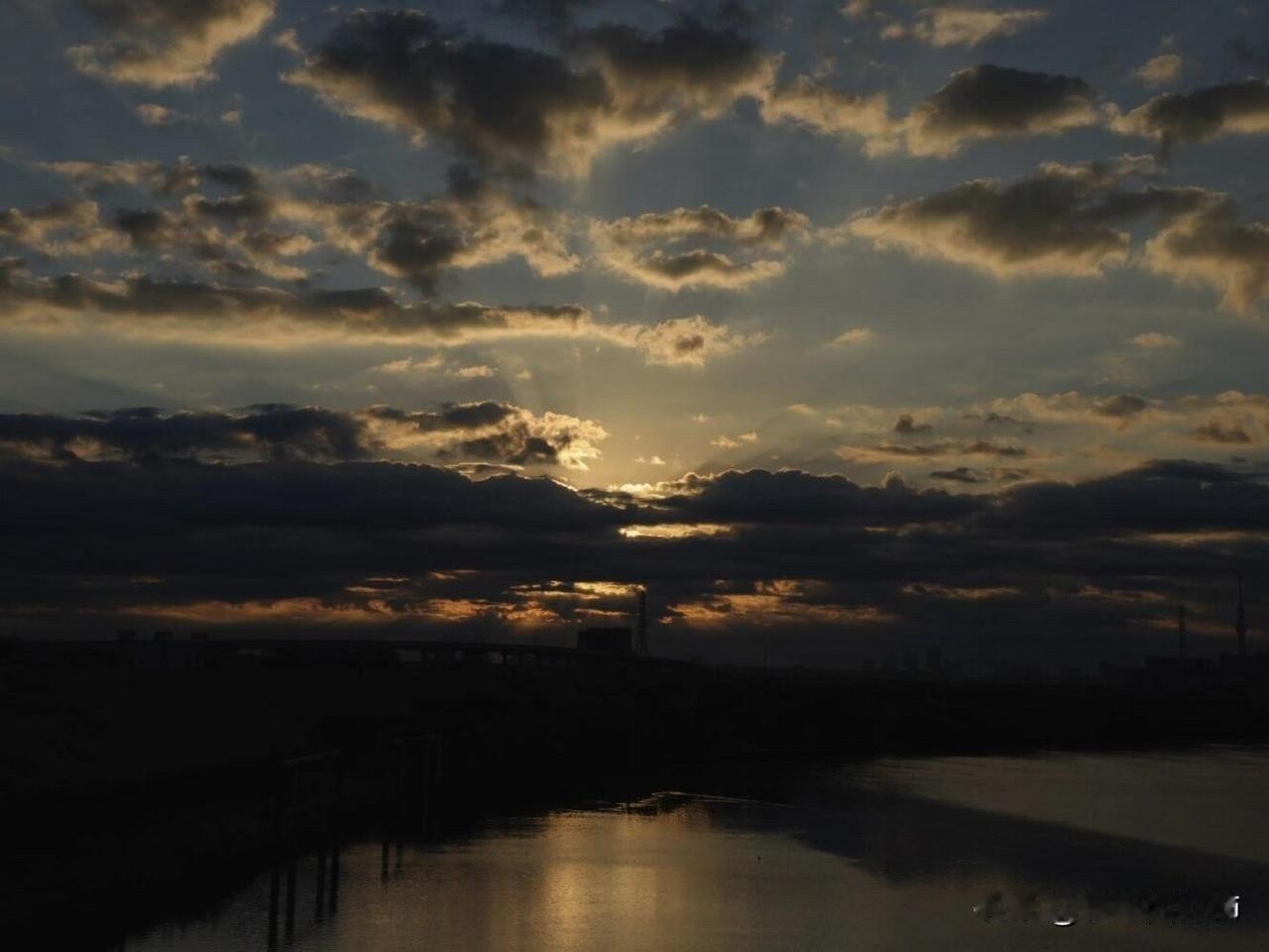 能给你花钱的男人基本上不会对你太狠心，他就算坏也起码是有个限度的，但不给花钱的男