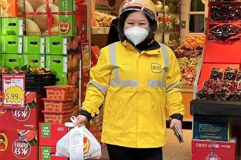 上周无意间听到外卖小哥在楼道里打电话，
说现在跑一单才挣两块多钱，
坐标深圳坪山