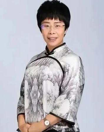 1975年1月出生，如今已经整50岁，北大才女蒙曼的征婚条件可把全网惊到了，她父