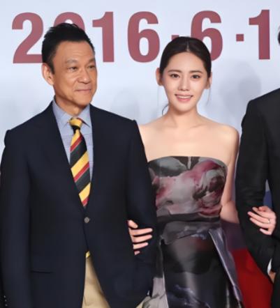 2011年，65岁的王学圻做出了一个震惊圈内外的决定，不顾结婚40年的发妻孙昌宁