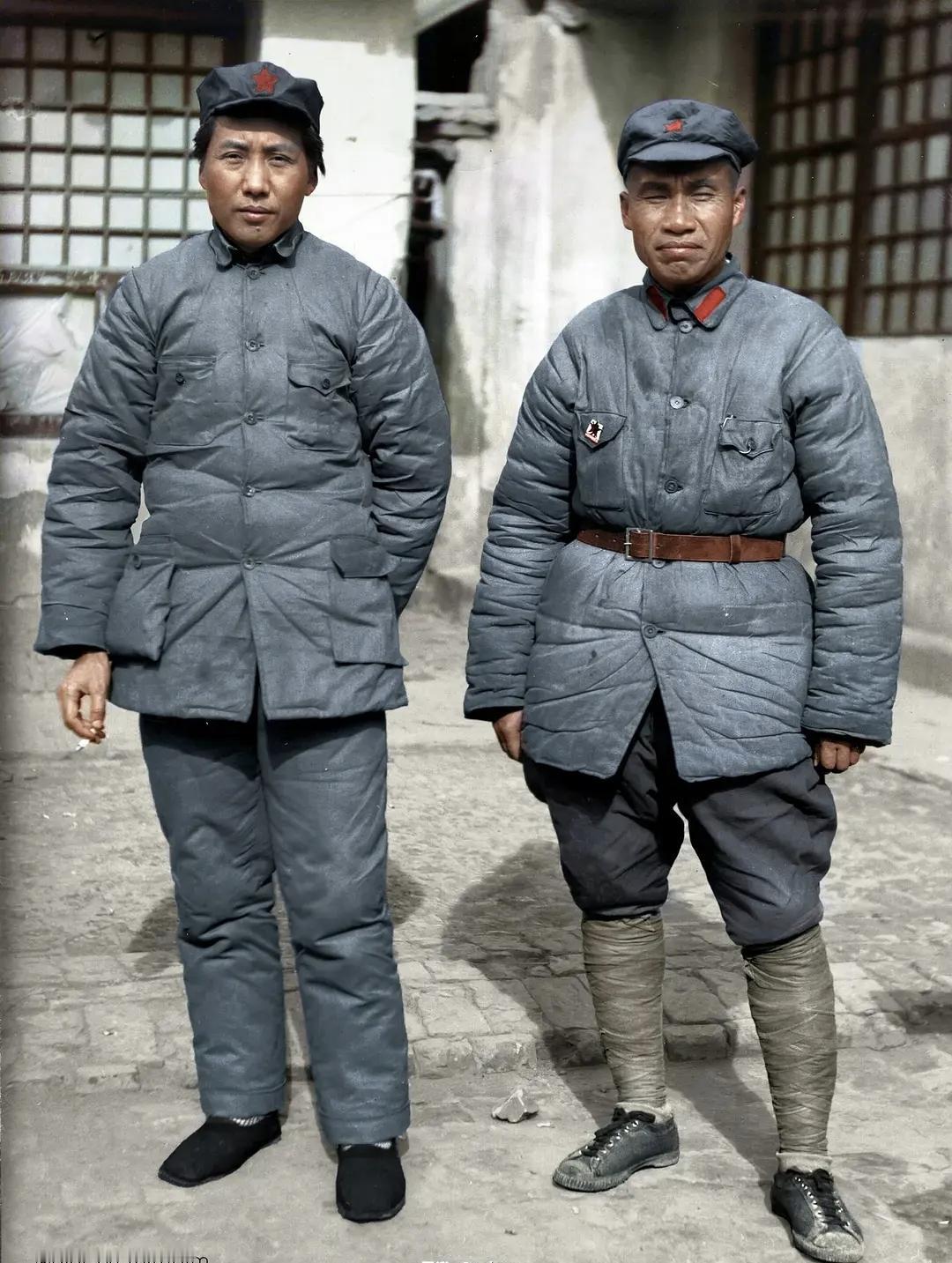 1937年延安，毛主席和朱老总合影。
无数先辈不畏艰难，砥砺前行，才换来后来山河