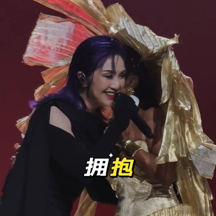 吉克隽逸和耳机里的人同台了：小时候听着《勇》长大，签名写满杨千嬅歌词，如今她竟和