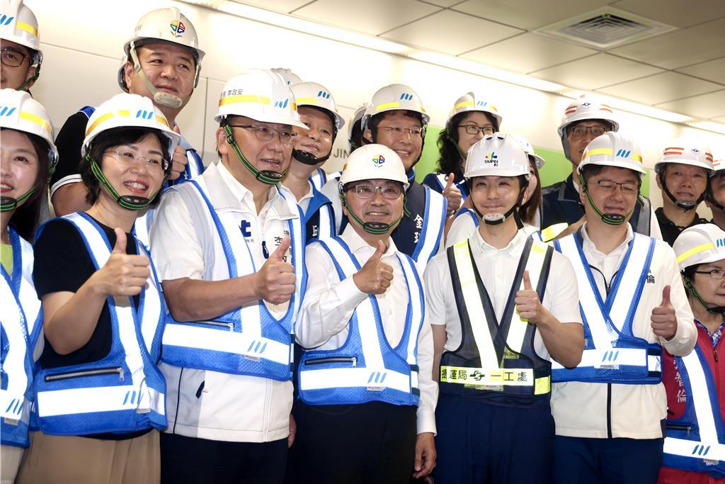 抓包苏巧慧“抢先踩场”捷运测试 蓝小鸡讽只会狂蹭蒋 侯
捷运万大中和树林线昨进行