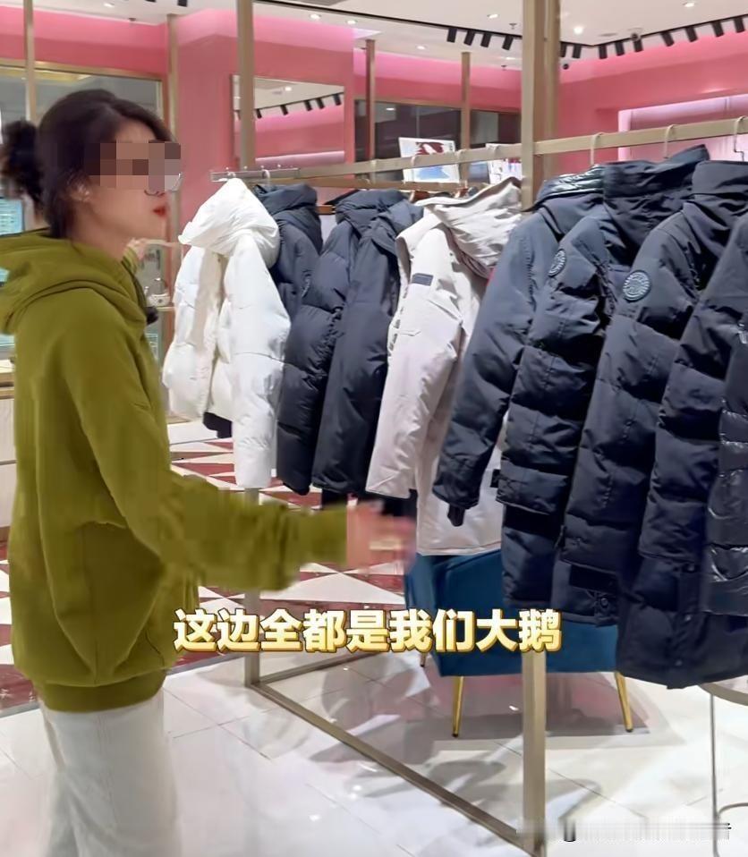 近年来，电商平台与直播间的羽绒服销售市场，正呈现出鲜明的两极分化趋势：一边是国际