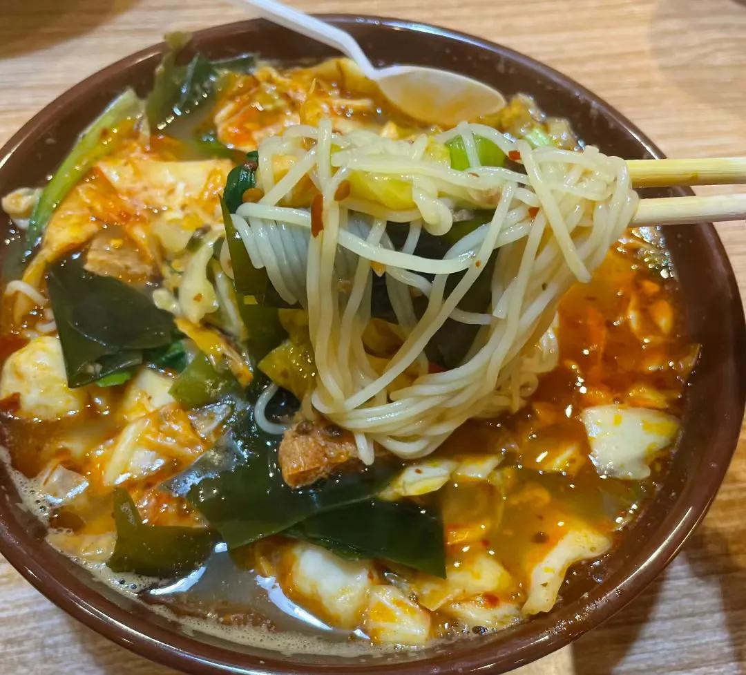 济南超级好吃的朝鲜面！
昨天晚上七点半，去燕山银座美食城，里面人不多，这家店里只