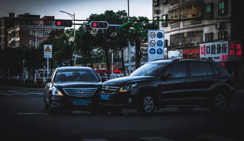 1月28日河北，男子停车场出来强行加塞并入主道，不打灯也不告知抽着烟理直气壮插队