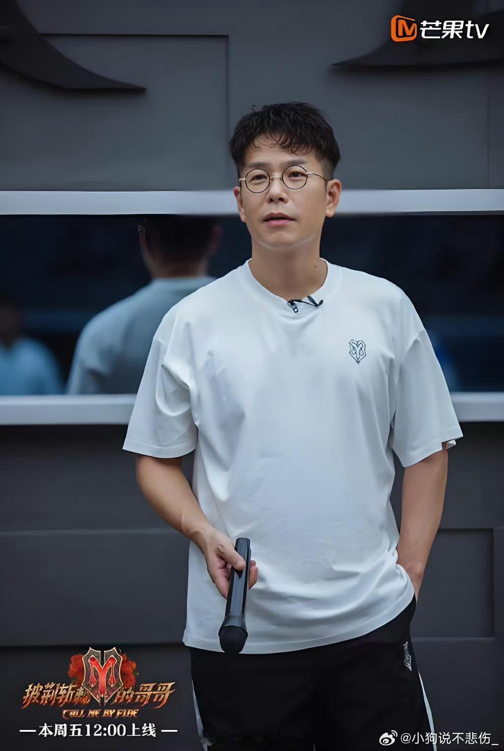 林晓峰一秒抵达披哥录制现场大湾区哥哥林晓峰回归！这嗓音简直是行走的低音炮，一开口