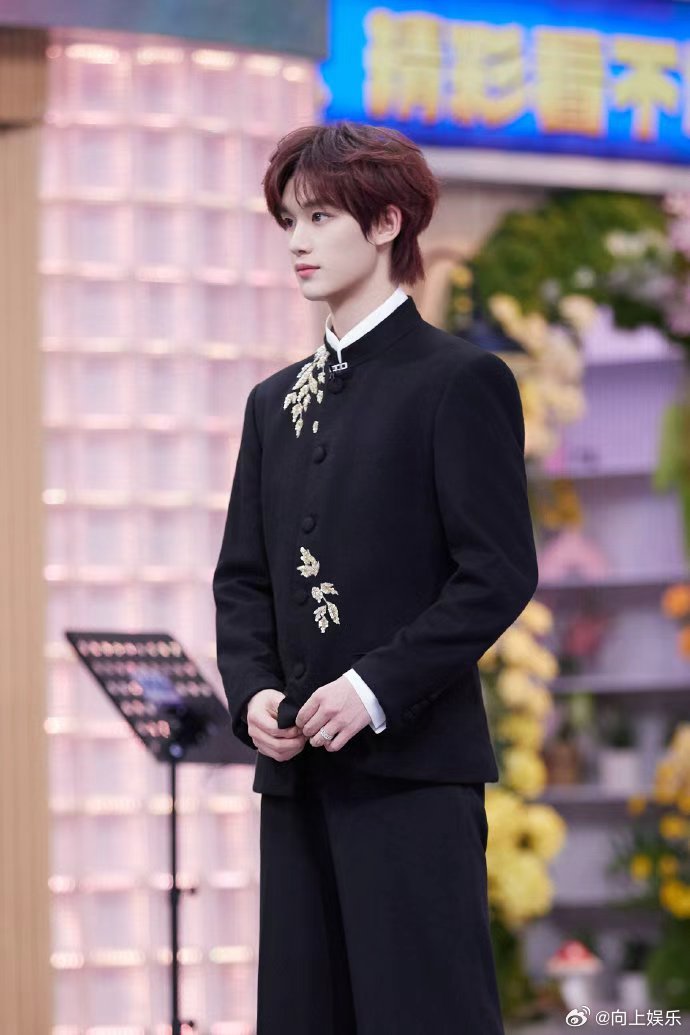 丁程鑫新中式造型丁程鑫拍着一个播着一个 丁程鑫新中式造型来啦 丁程鑫拍着一个播着