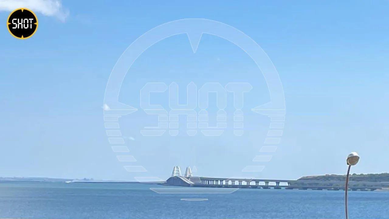 据报道，乌克兰军队于8月12日对刻赤海峡大桥发动了两次导弹袭击，并对克里米亚发动