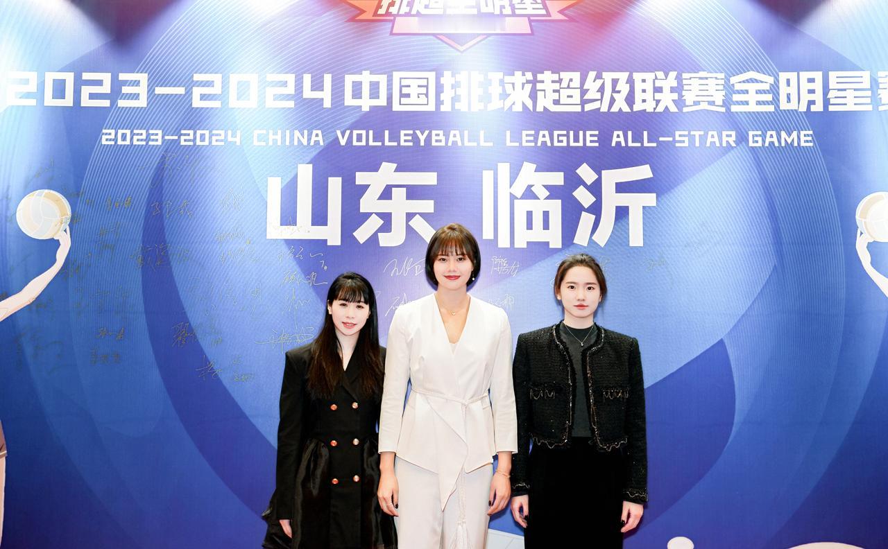 #龚翔宇#排超全明星赛红毯秀，龚翔宇一袭白衣，身边两位是自由人倪非凡和许嘉楠，更