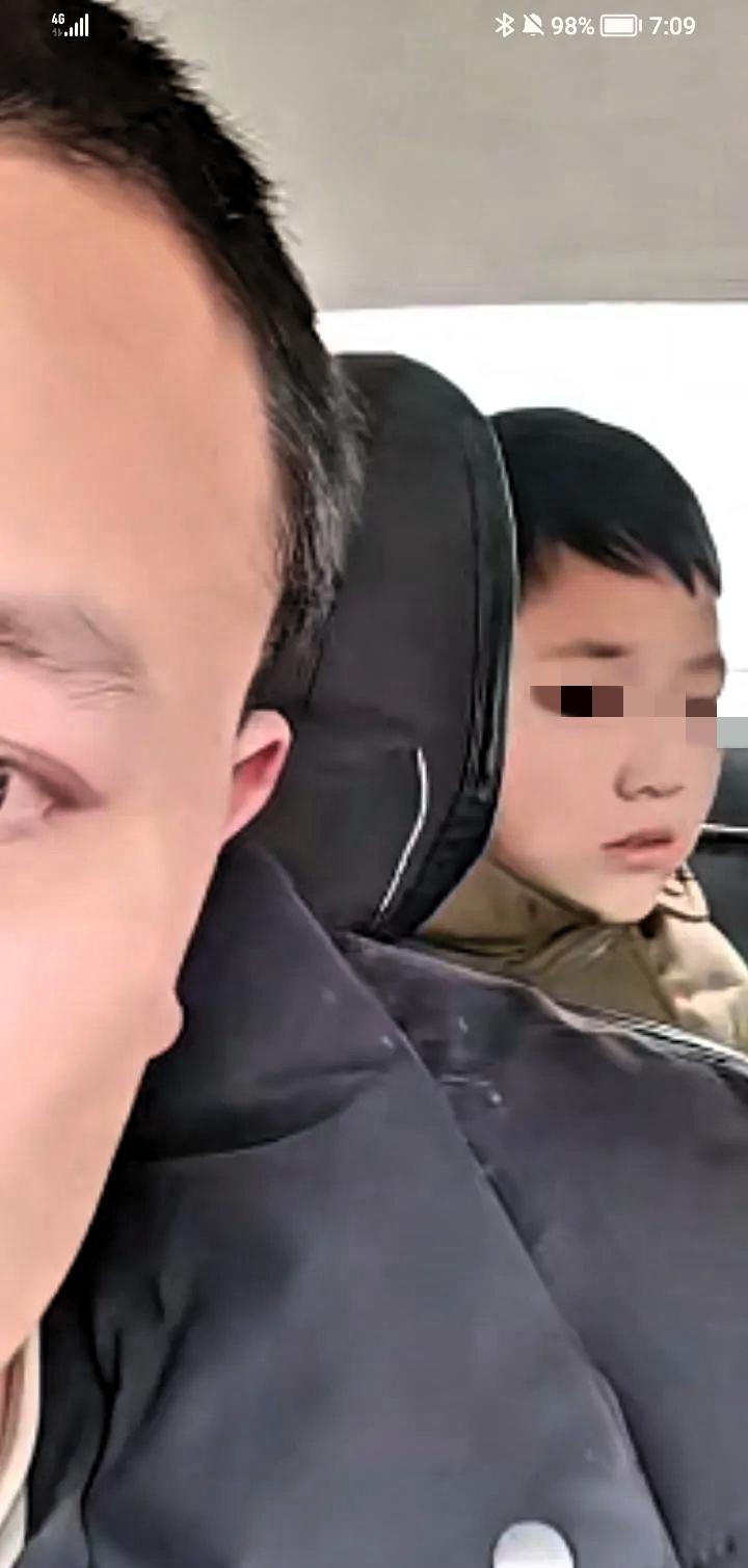 痛心！妻子得癌症晚期突然去世，丈夫强忍悲痛，开车前往学校，将两个孩子接回了家。