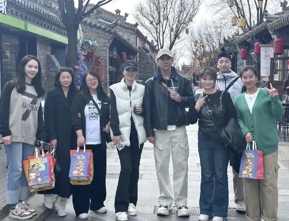 董璇陪张维伊回老家扫墓大同古城偶遇董璇张维伊董璇随张维伊返乡扫墓，街头被偶遇，待