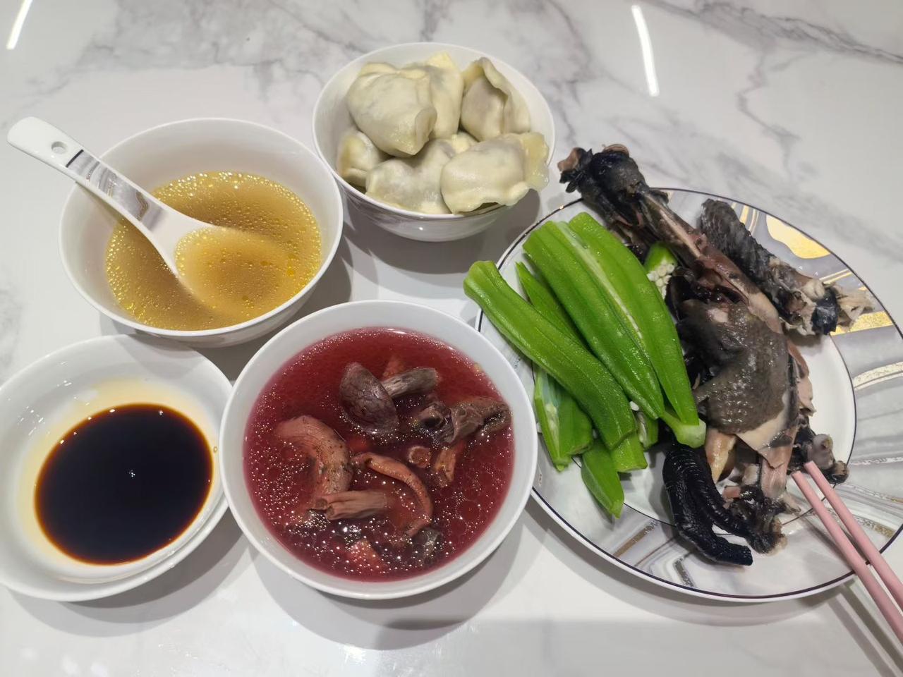 一桌丰盛的中式大餐，荤素搭配，准备开动！