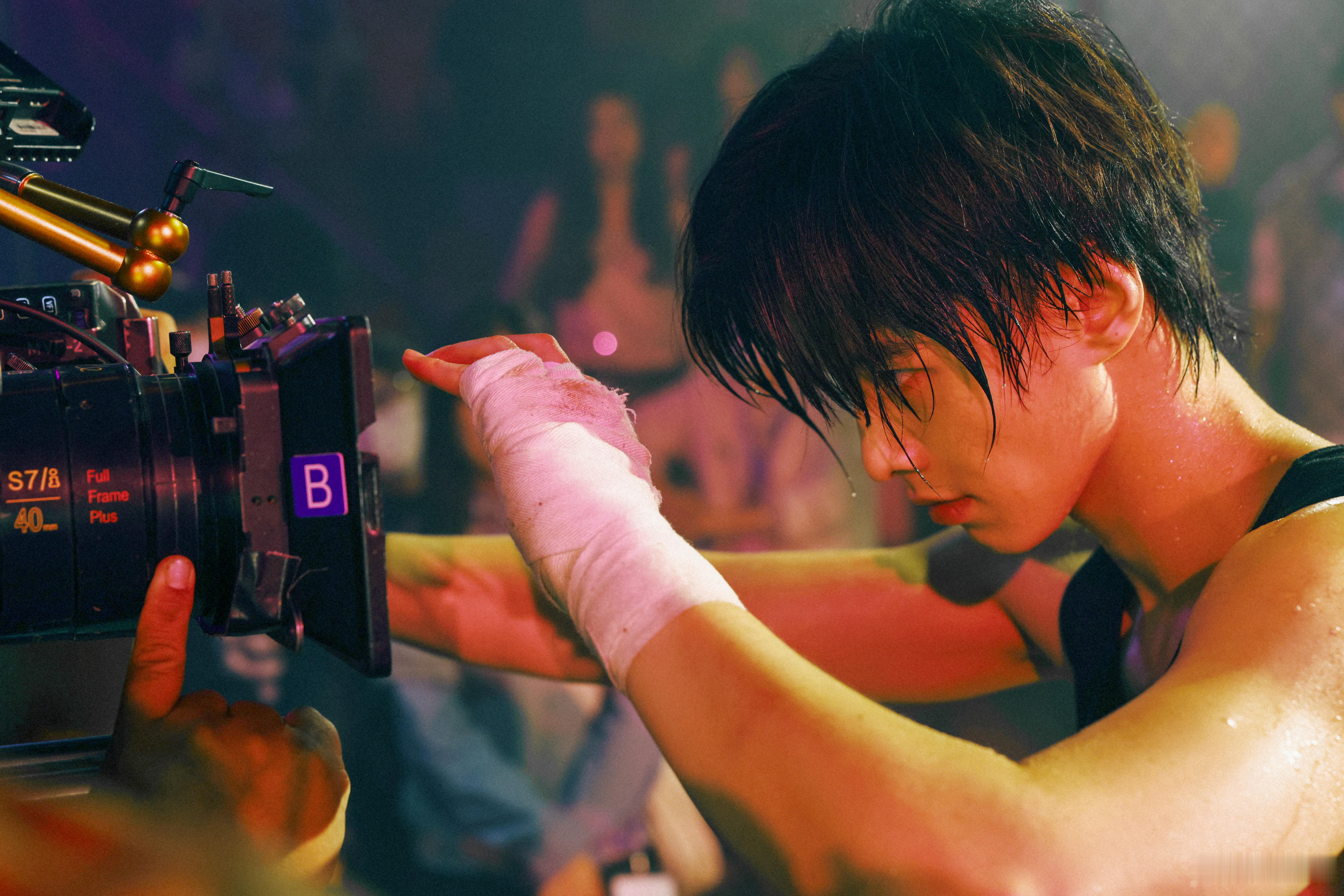 何与肌肉线条 《双轨》今晚的空降真的是给我们带来surprise了呀，并且何与好