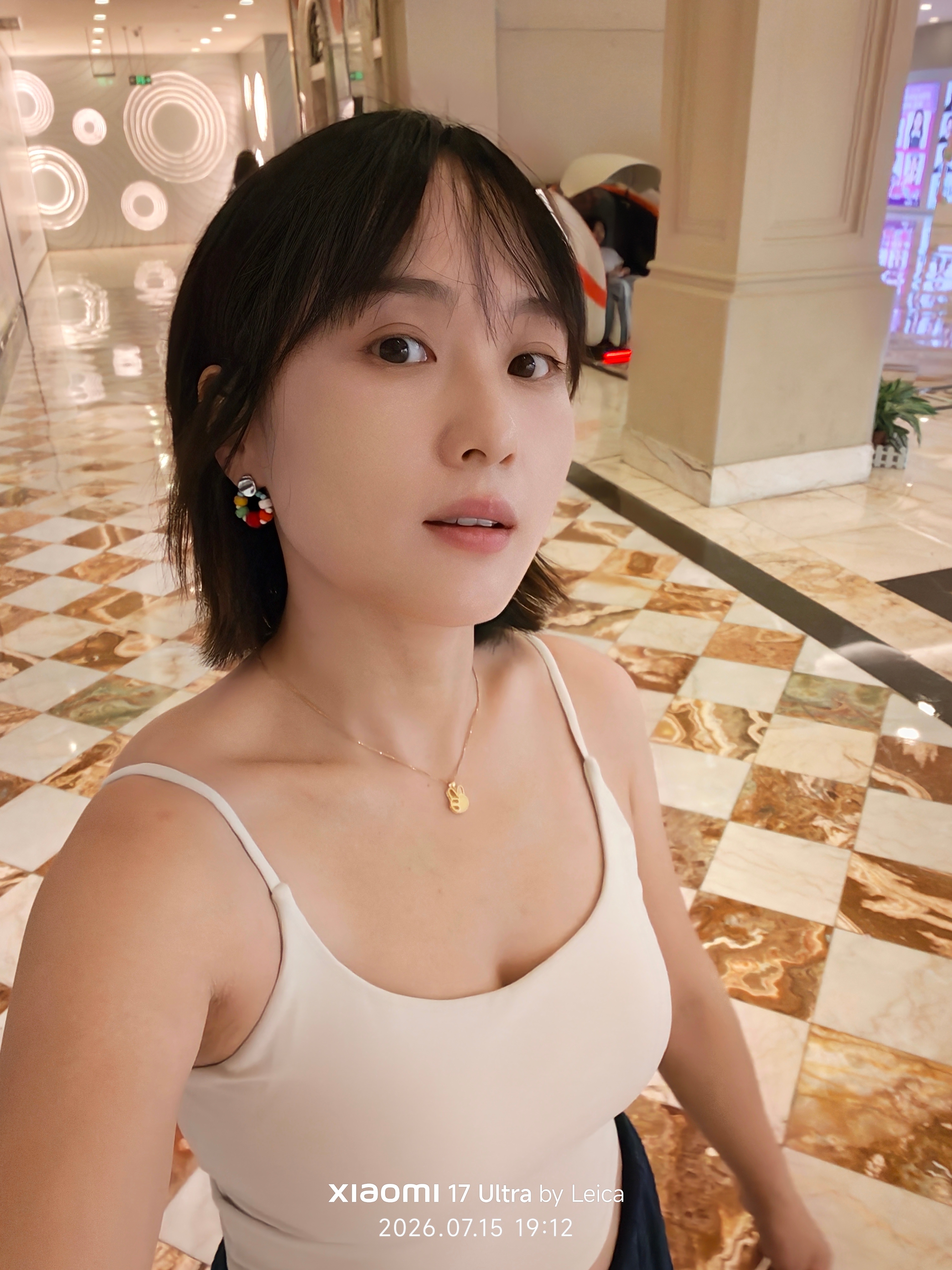 等会去理个发，一晃这刘海就遮眼睛了，每天只能弄偏分……你们都是多久理一次发啊？付