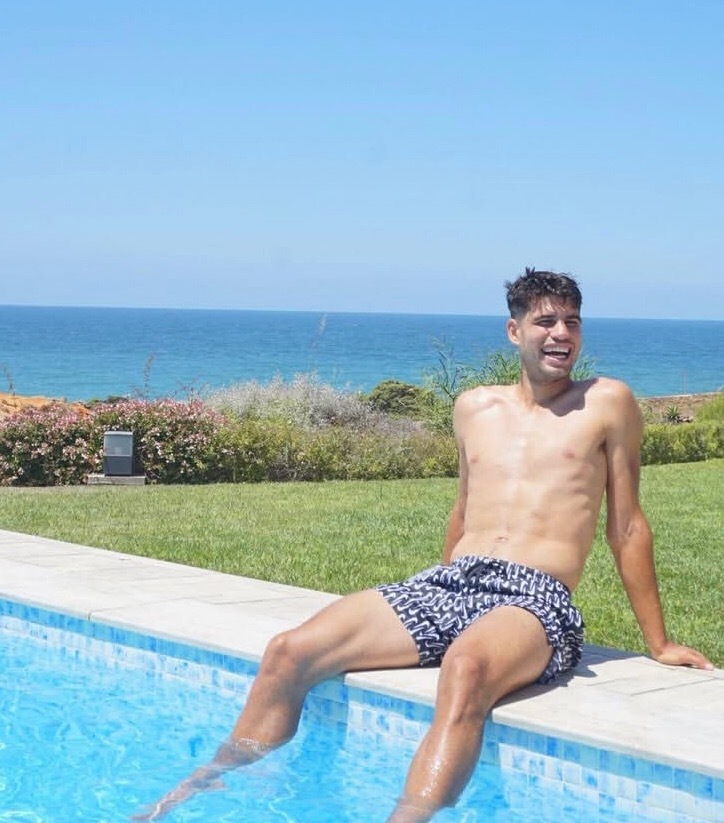 阿尔卡拉斯领着一群猛男去度假了⛱️🏖️不知道费用是不是阿尔卡拉斯出？但愿阿尔卡