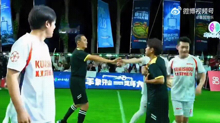 宋小宝闯进男团团播宋小宝在男团中间踢球直播踢球片段太有惊喜感，宋小宝混在男团队伍