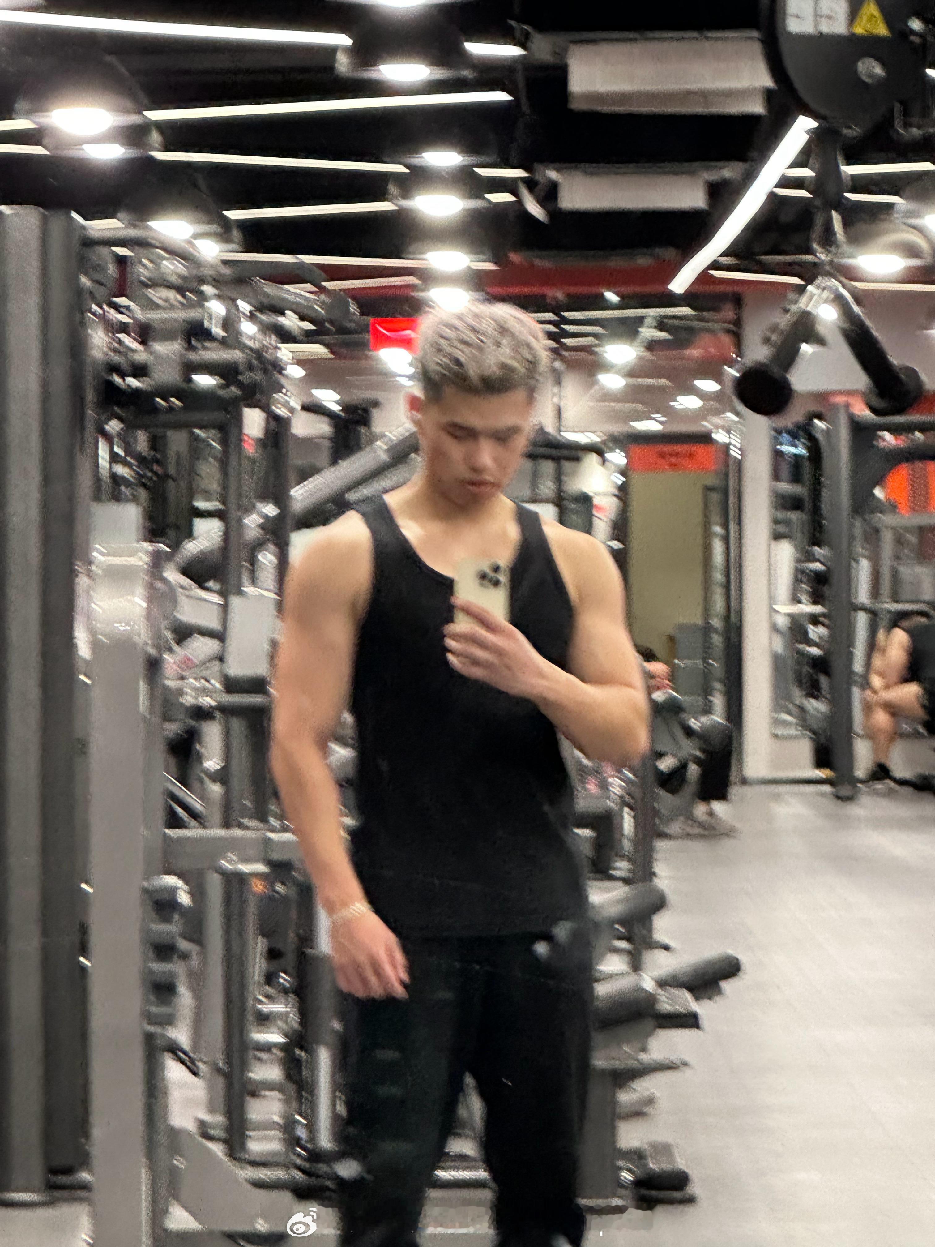 聪式生活 周末来出出汗，练个背～ （据说熬夜过多的人看图片都是模糊的） 