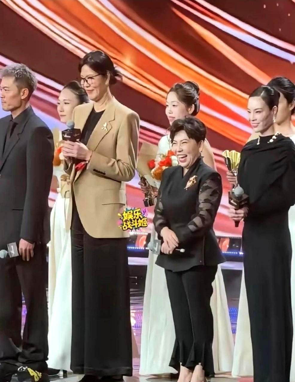 当1米55的邓亚萍站在一众身材高大的现役球员中间，不但没有“被淹没”，反而以标志