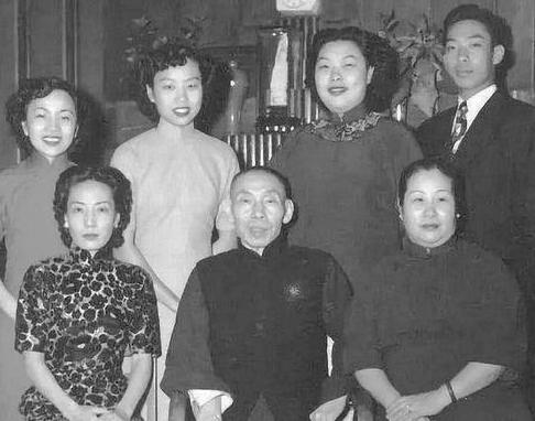 1951年，杜月笙卧床不起，他在临终前一天让女儿去银行取一个保险柜。家人以为要分