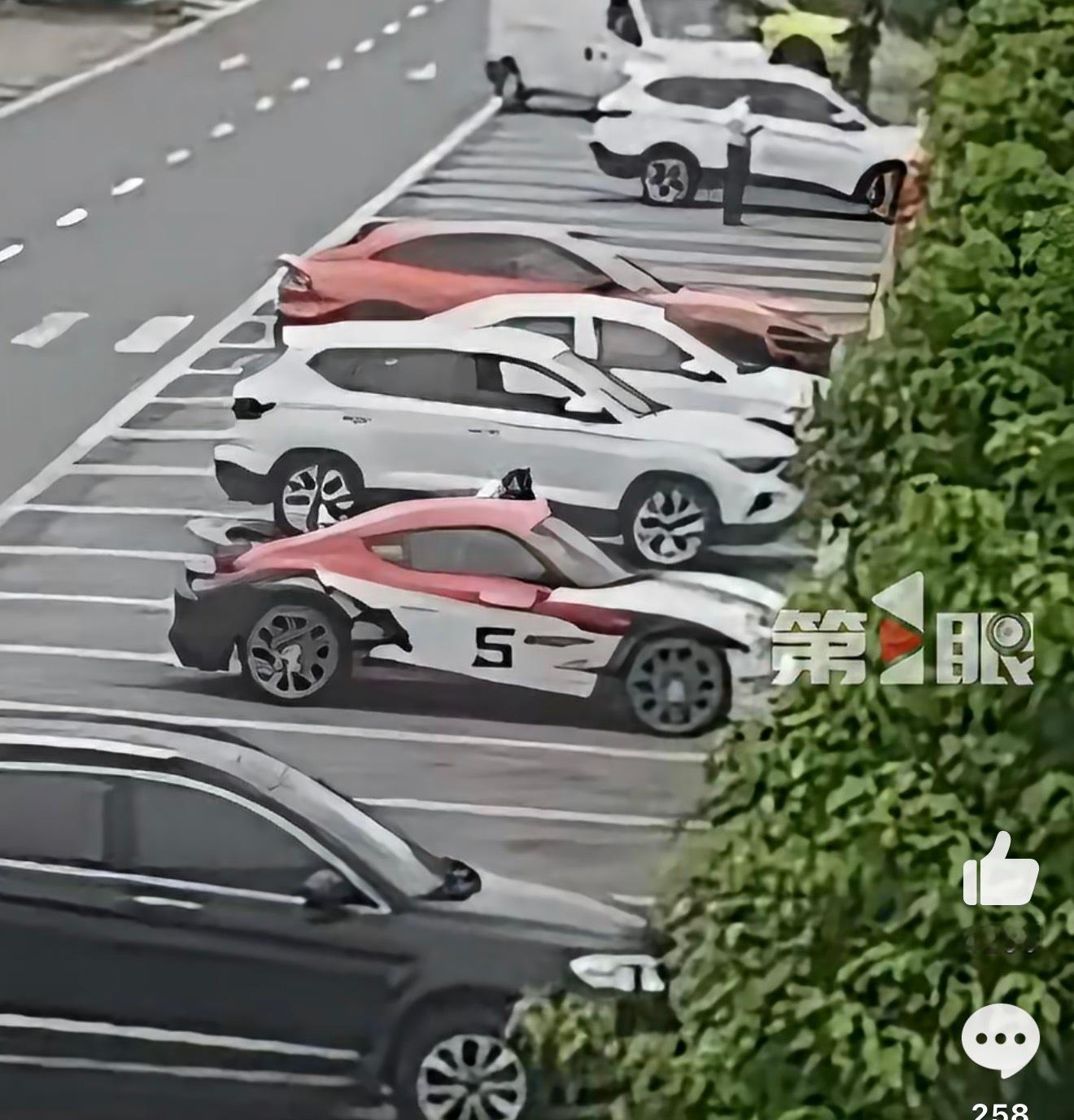 好奇一问，两座车（看着像是718跑车）司机是怎么把副驾人员遗忘在车上的？心这么大