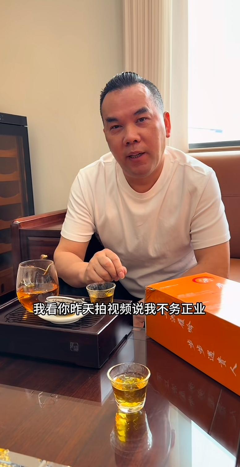 上海阿牛哥，不务正业，他的恩师张大炮特别反感，还特意对此提出了批评。正所谓术业有