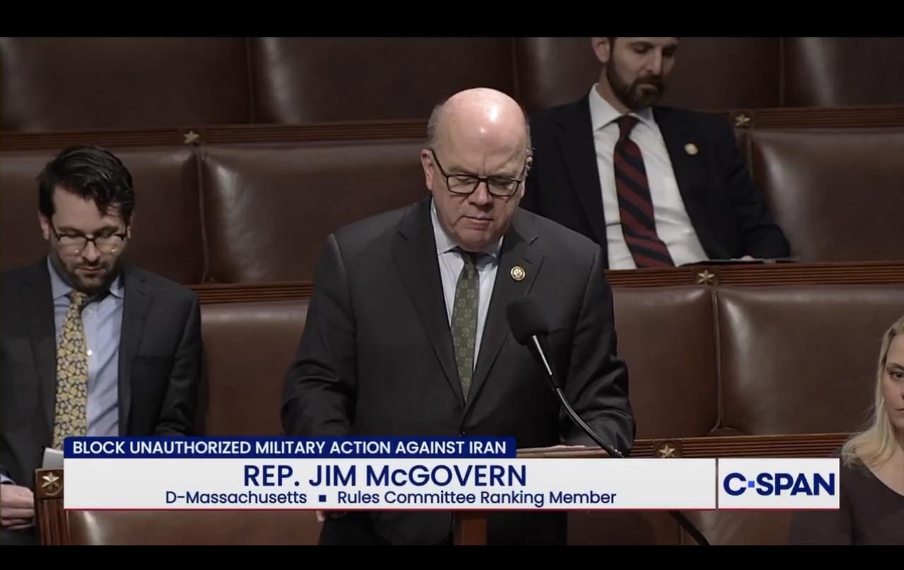 美国马萨诸塞州州州长吉姆.麦克RepMcGovern 抨击川普发动对伊朗战争：