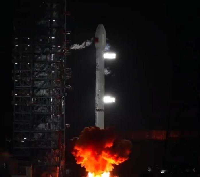 “长征3号乙”运载火箭在西昌发射“天链二号06”卫星的过程中，遭到了雷击，闪电击