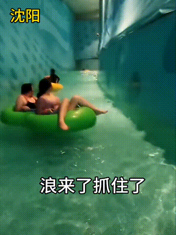 东北网友晒出在沈阳澡堂子，洗完澡玩耍的欢乐画面，怪不得东北人喜欢泡澡堂子呢！
江