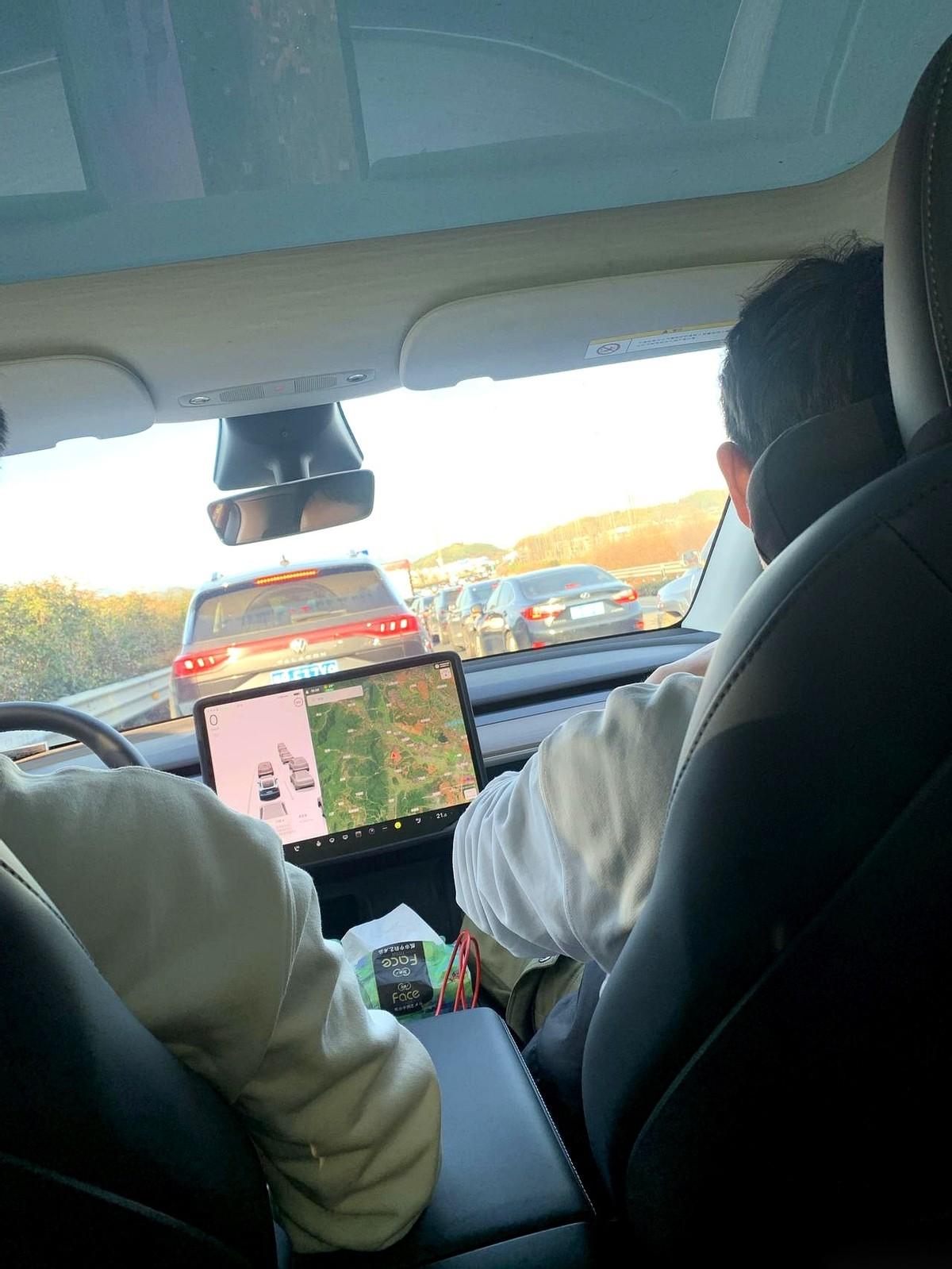 晚上十点。
我的车，还“长”在高速上。
一排排红色的尾灯，像一条望不到头的贪吃蛇